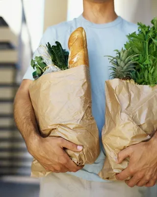 手拿购物袋的男人图片