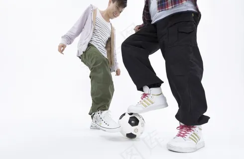 踢足球的大学生图片