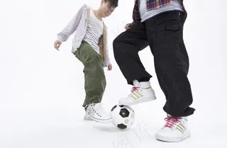 踢足球的大学生图片