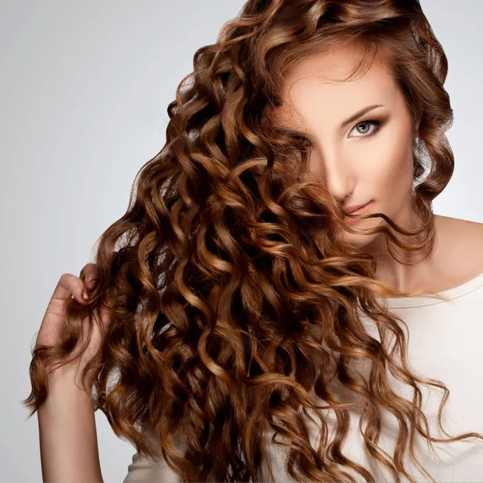 手摸头发的女人图片