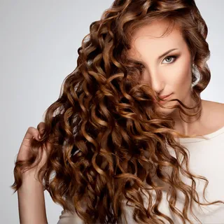 手摸头发的女人图片