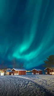 极光下被雪覆盖的房屋高清摄影图片