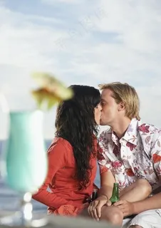 亲吻的情侣图片