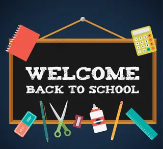 带有学校用品的墙上的背景黑板