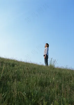 站立在草地上的女人图片