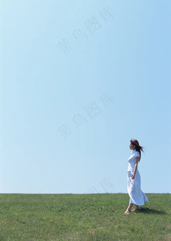 行走在草地上的女人图片