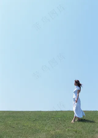 行走在草地上的女人图片