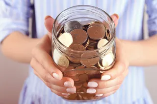 手拿储钱罐金币货币 理财保障商务金融财富增长主题