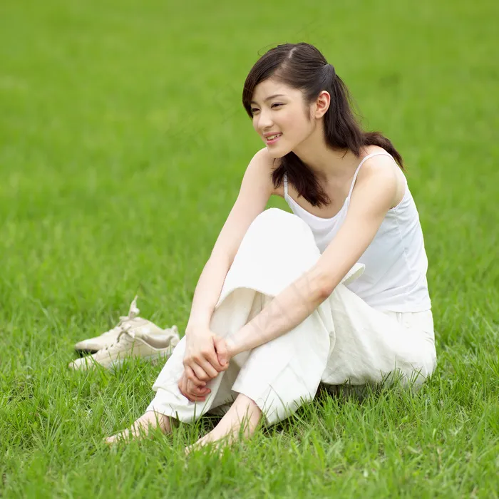 坐在草地上的美女图片