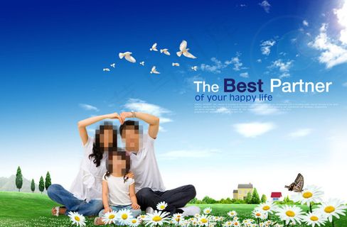 草地上的白花和幸福家庭