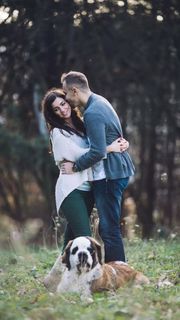 情侣与狗高清摄影图片