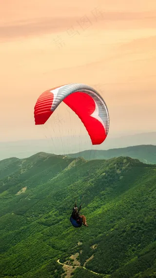 空中飞行的滑翔伞高清图片