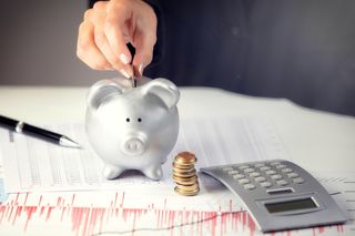 手拿储钱罐金币货币 理财保障商务金融财富增长主题