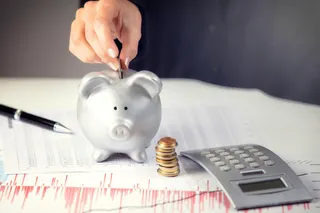 手拿储钱罐金币货币 理财保障商务金融财富增长主题