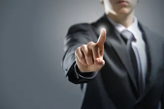 点击图标的商务男人图片