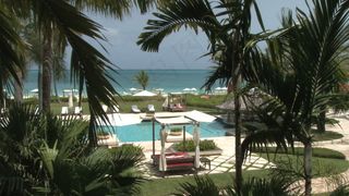 特克斯和凯科斯岛度假酒店泳池边的股...