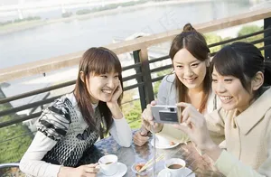 玩数码相机的三个女孩图片