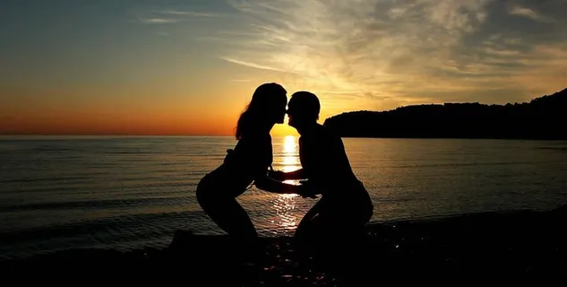 夕阳情侣接吻剪影爱情图片