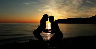 夕阳情侣接吻剪影爱情图片