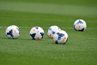 草坪上的足球图片