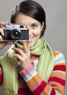 相机与黑发女孩图片