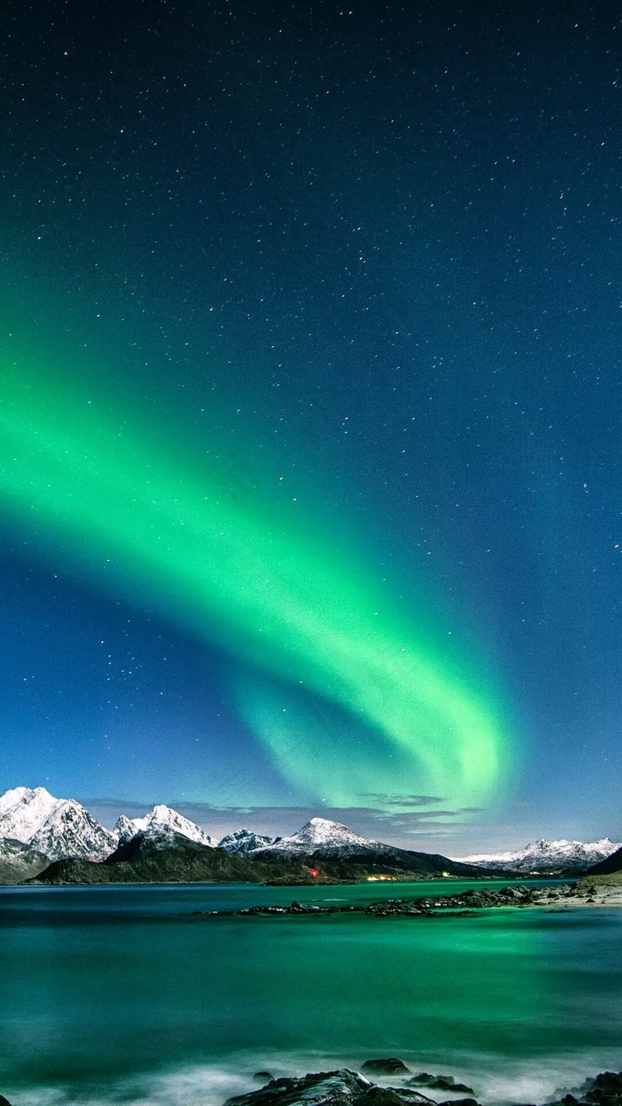 星空极光下的雪山高清摄影图片