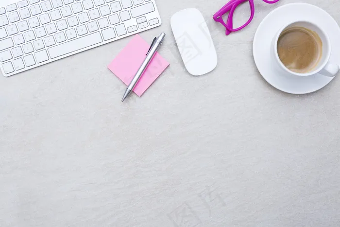 办公桌上的笔与咖啡