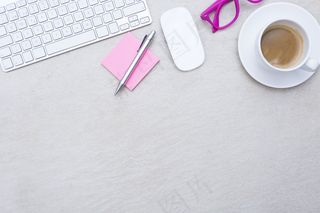 办公桌上的笔与咖啡