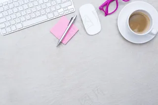 办公桌上的笔与咖啡