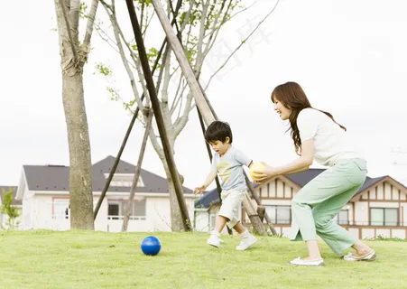 草地上玩耍的母子俩图片