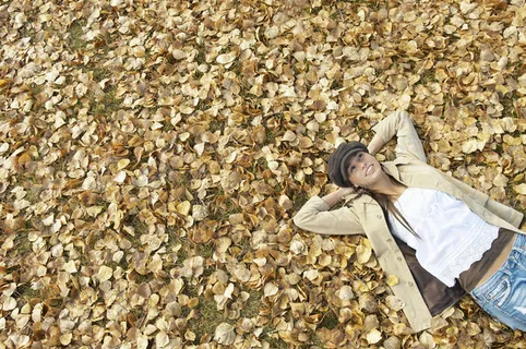 躺在草地上的美女图片