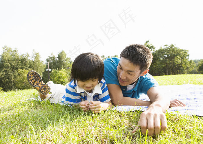 草地上的爸爸和儿子图片