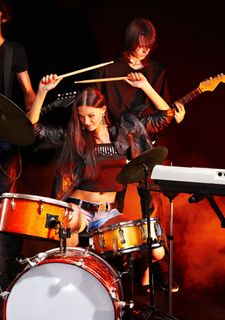 打架子鼓的美女