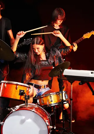 打架子鼓的美女