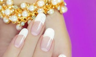 珍珠和白色指甲图片