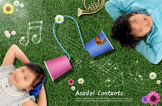 草地上的土电话和孩子