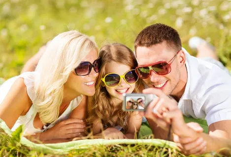 趴在草地上自拍的一家人图片 趴在草地上自拍的一家人图片