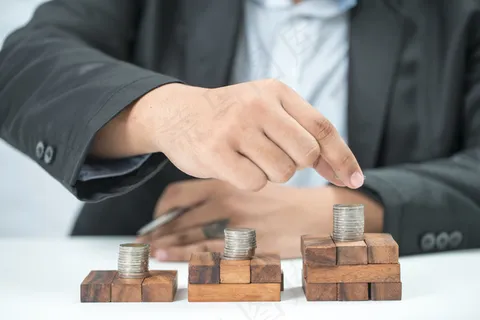 手拿储钱罐金币货币 理财保障商务金融财富增长主题