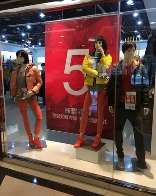服装橱窗图片