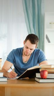 写字的外国帅哥高清摄影图片