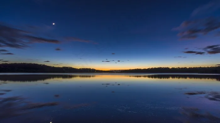 夜晚海上背景图片