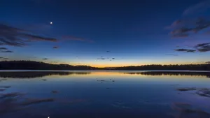 夜晚海上背景图片