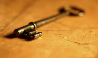 陈旧的纸张与欧式古典的钥匙图片