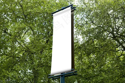 树下的灯杆式广告牌