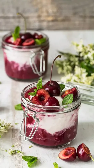 冰淇淋樱桃高清摄影图片