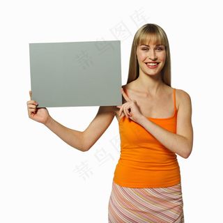 举着空白广告牌的商务美女图片
