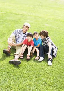 草地上的幸福一家图片