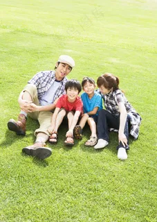 草地上的幸福一家图片