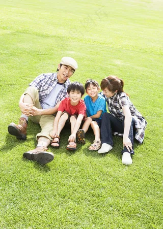 草地上的幸福一家图片