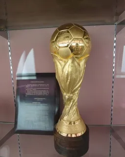 足球赛奖杯图片